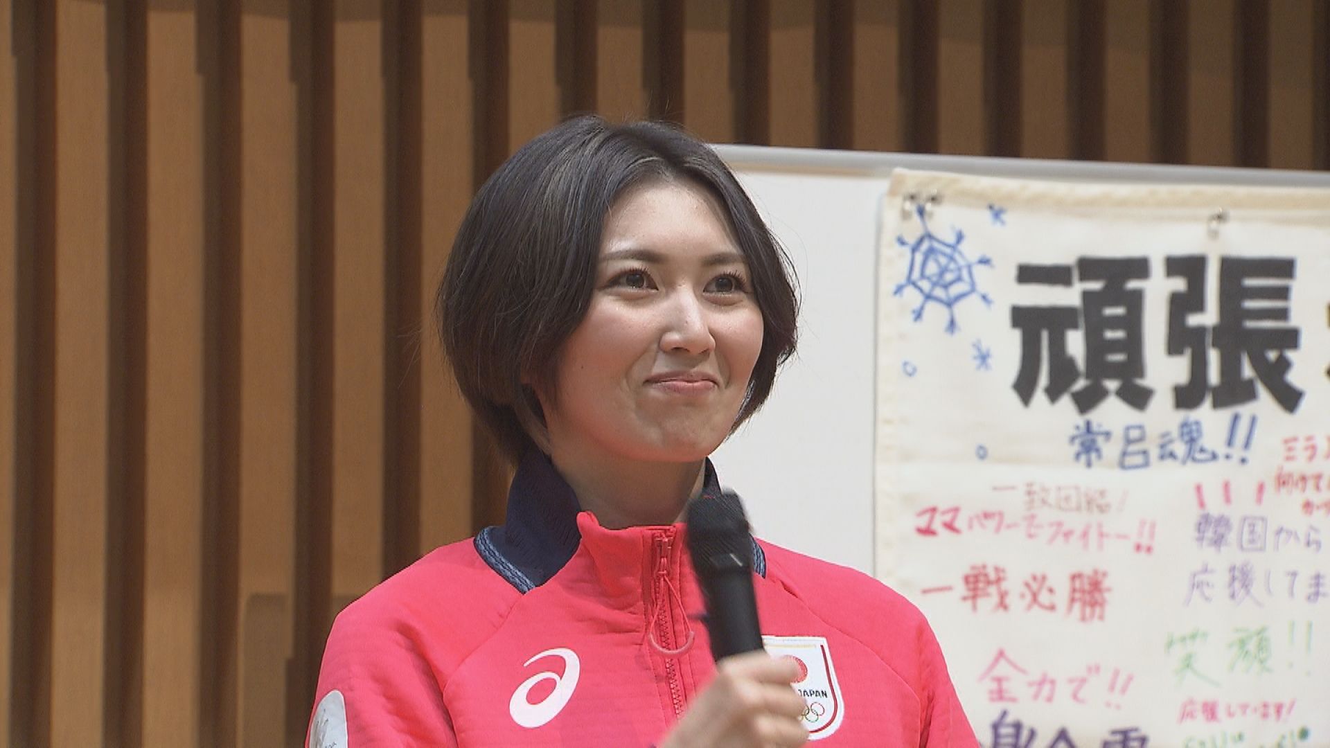 札幌国際大学で挨拶するカーリング五輪代表の吉村紗也香選手