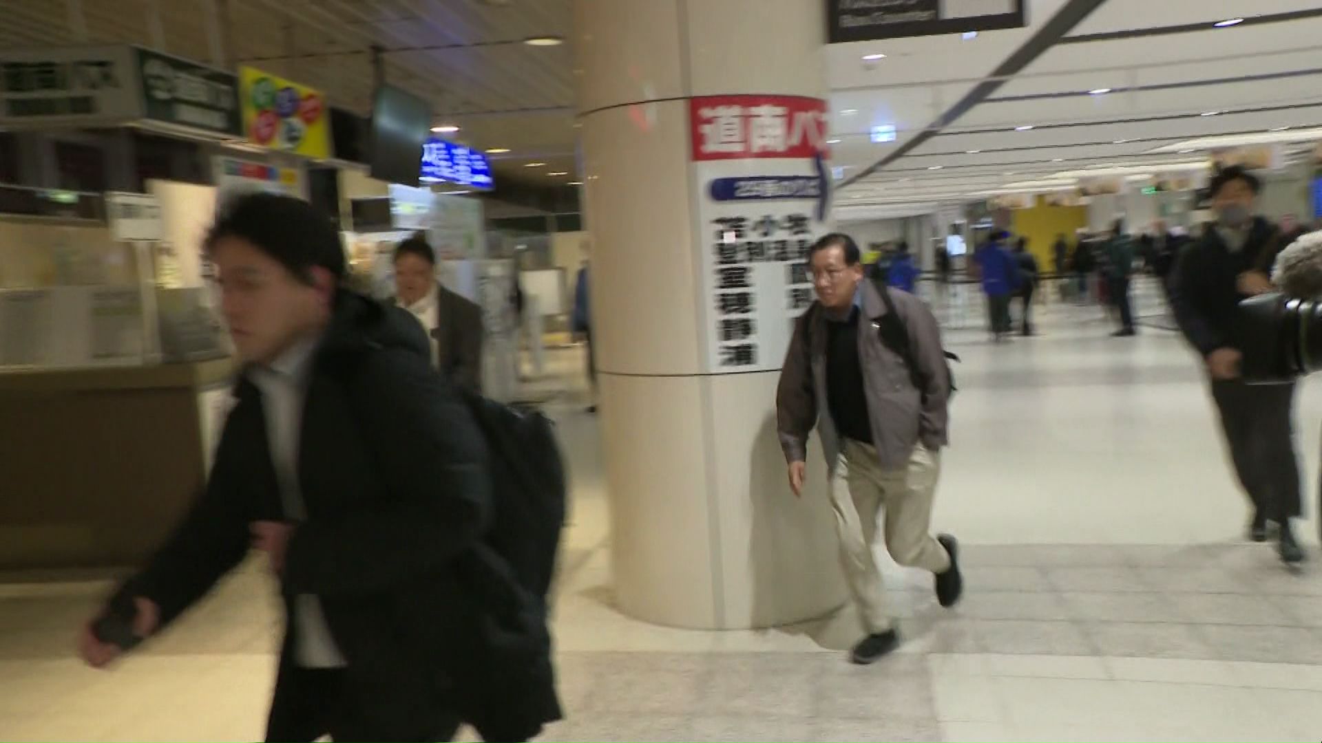 最終電車に乗ろうと“走る”空港利用者