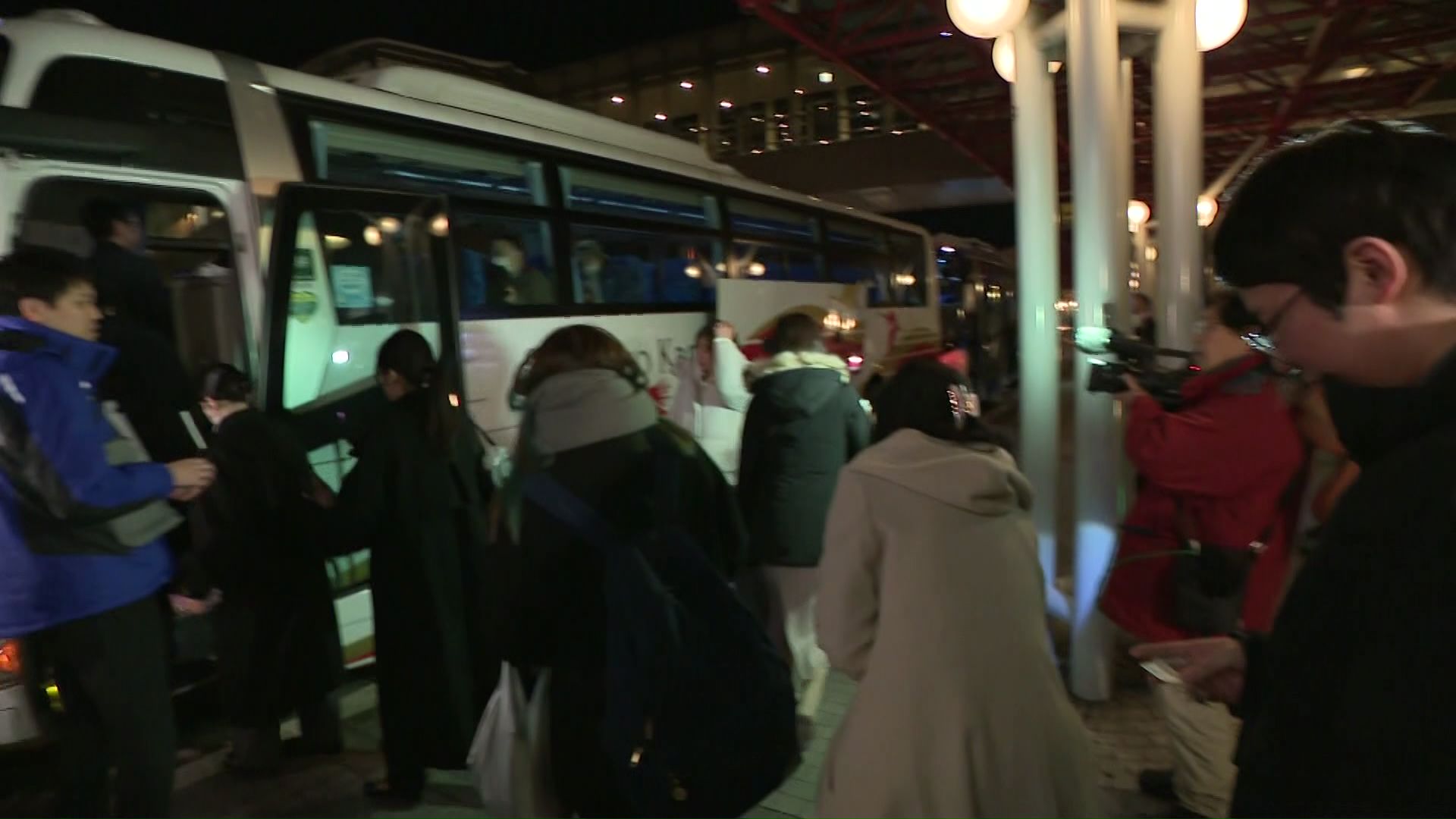 臨時バスに乗り込む空港利用者