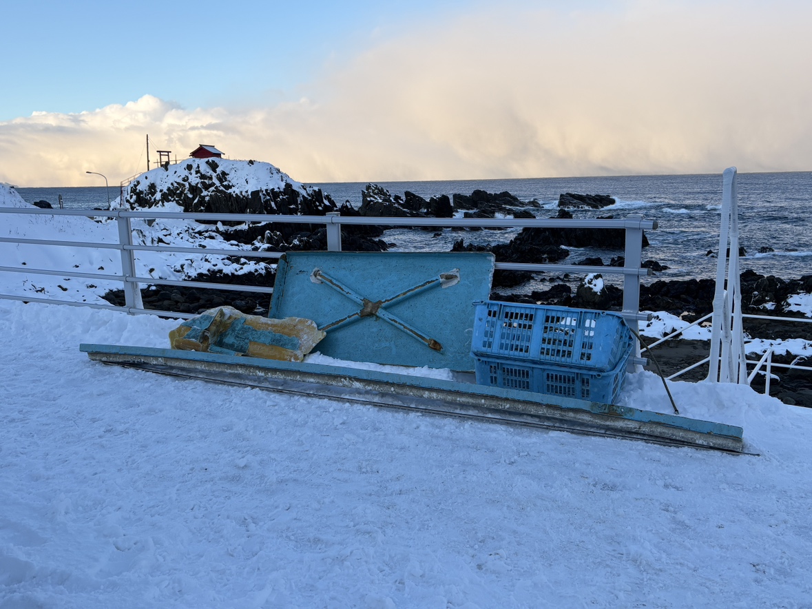 見つかった八重丸の船名が書かれた木片などの漂流物(北海道せたな町)