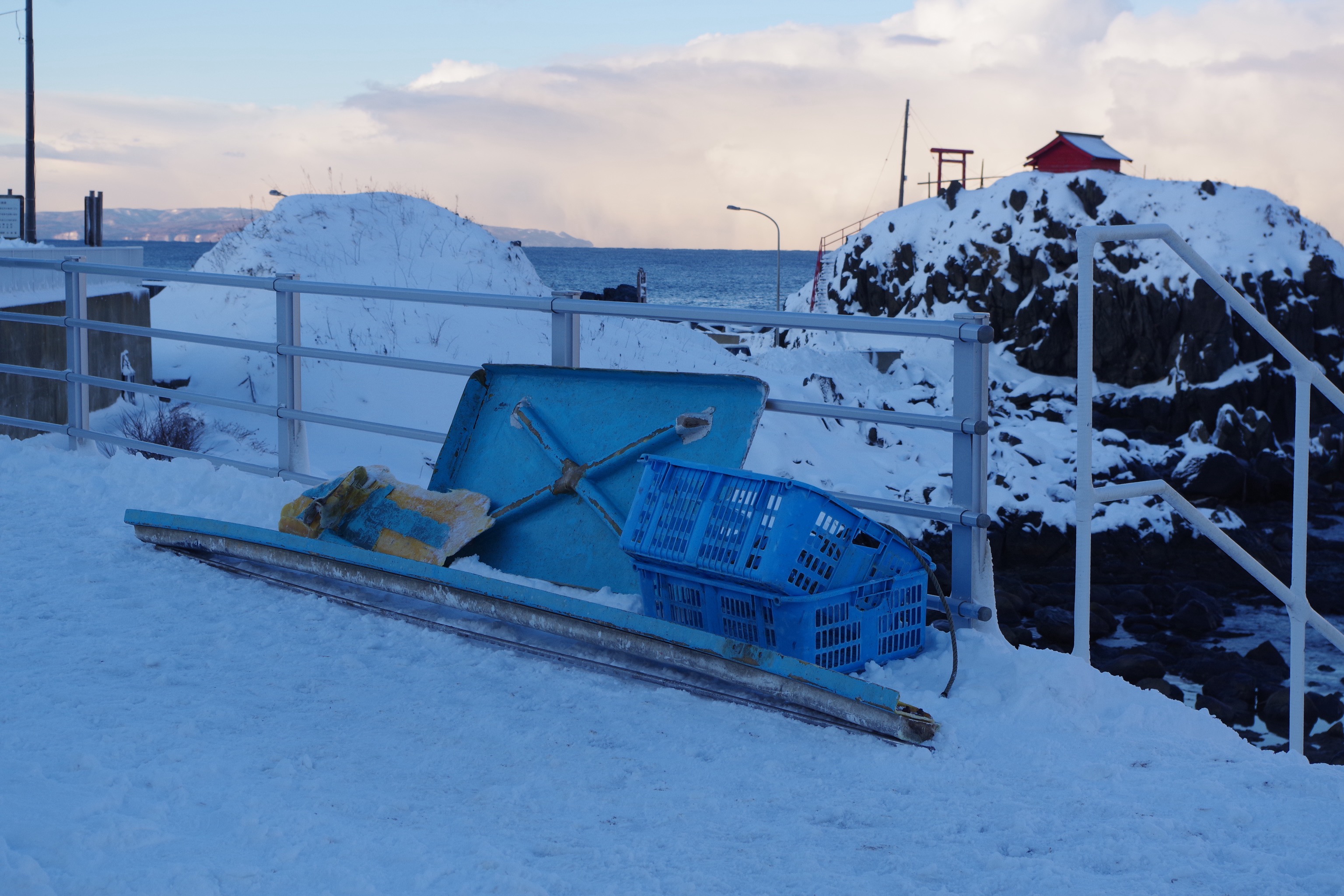 発見された船の残骸など(提供:函館海上保安部)