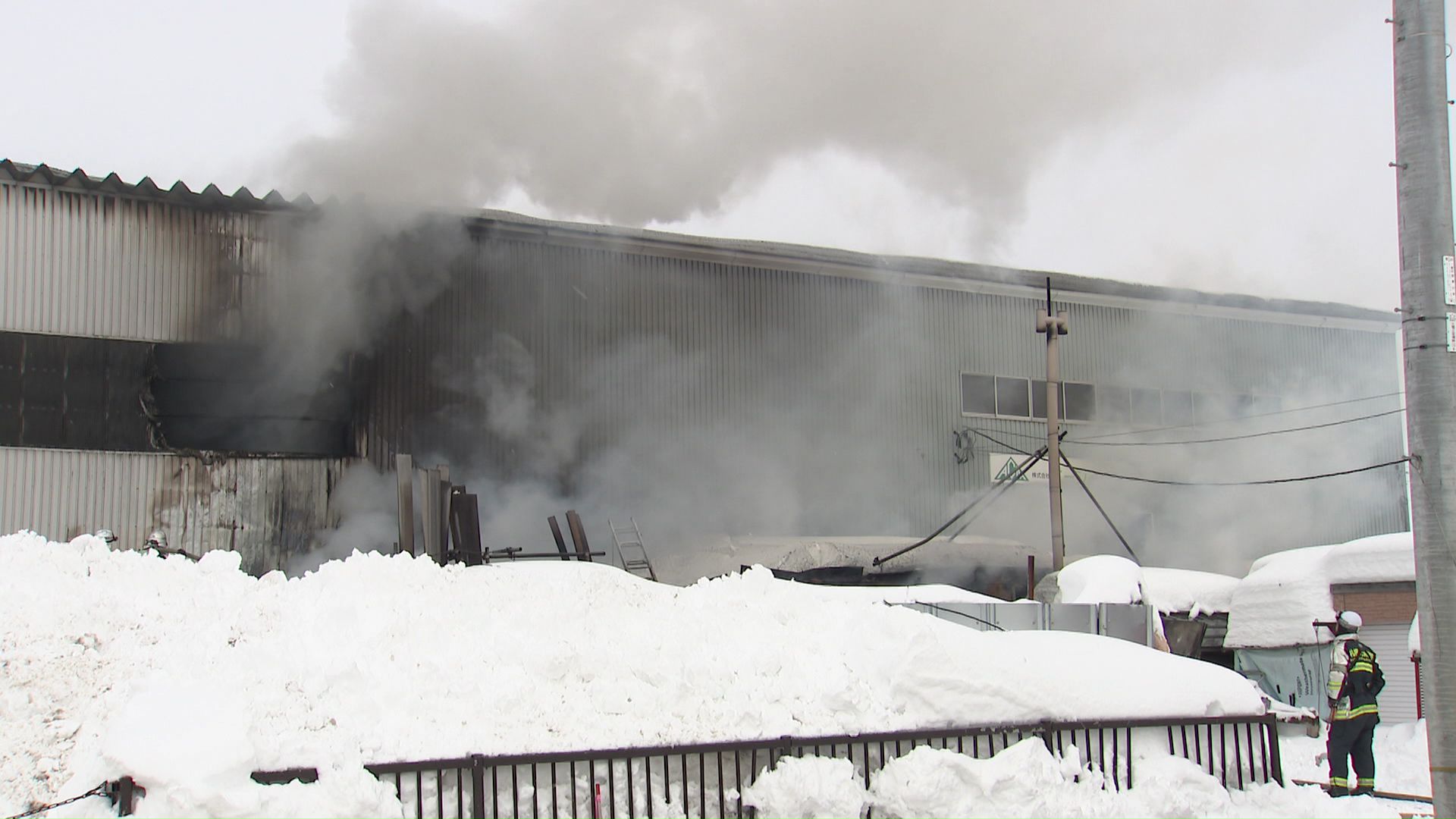 バーナーで雪を溶かしていたという話も