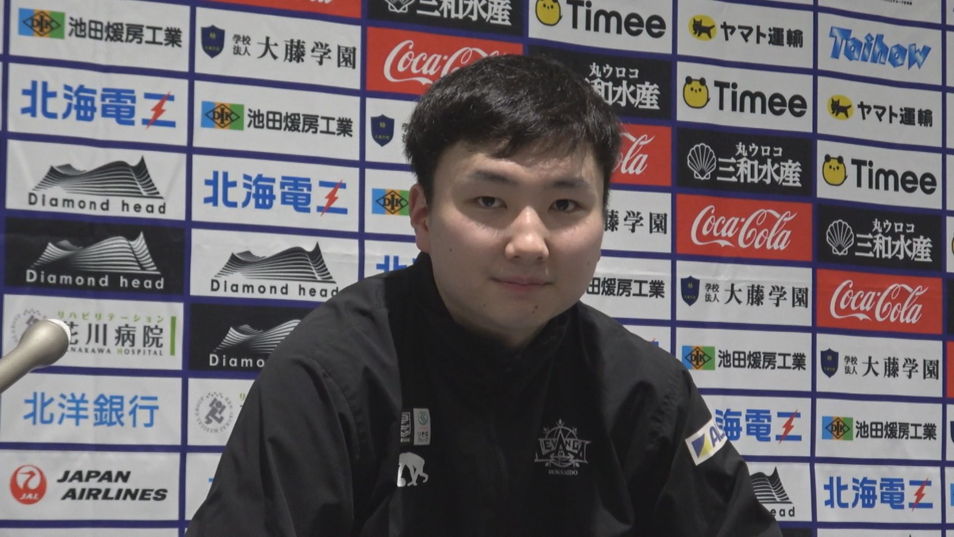 試合後会見に応じる富永啓生選手