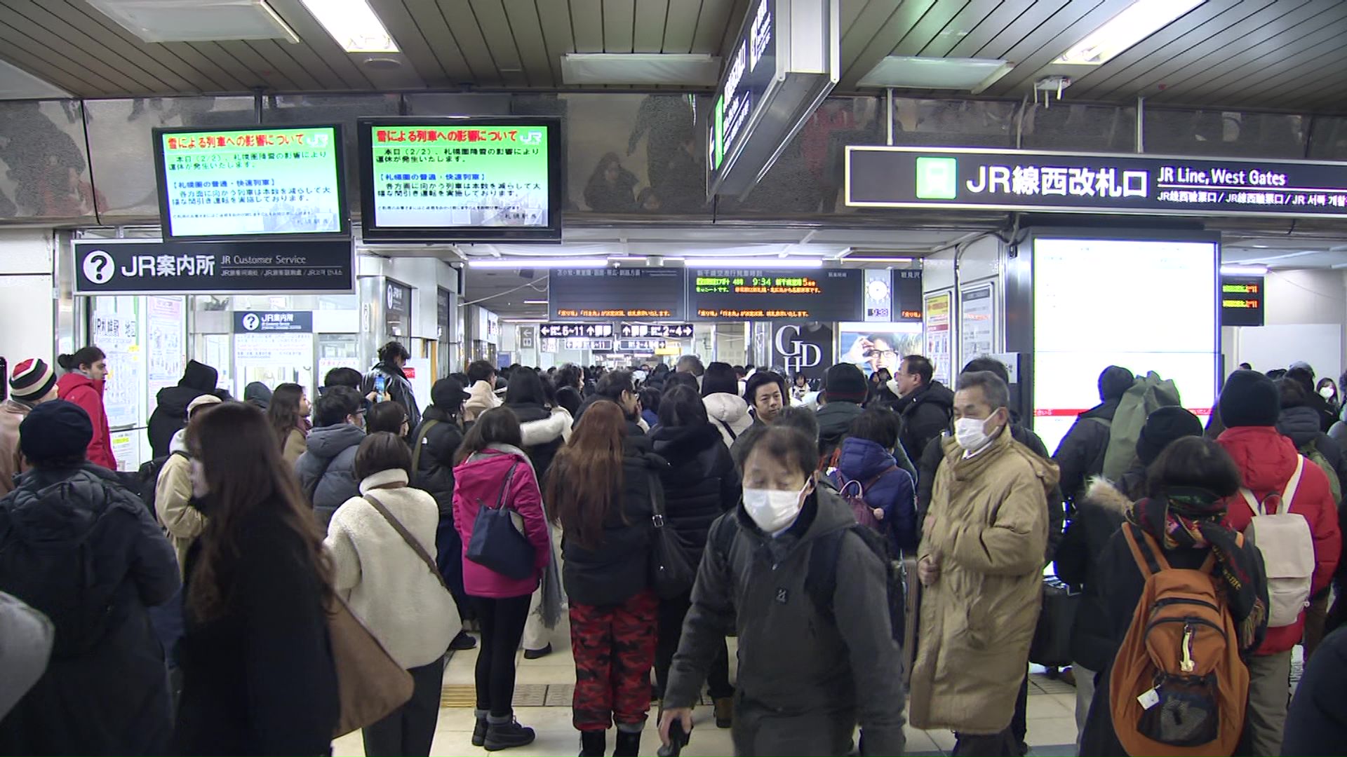 混雑するJR札幌駅（2月2日）