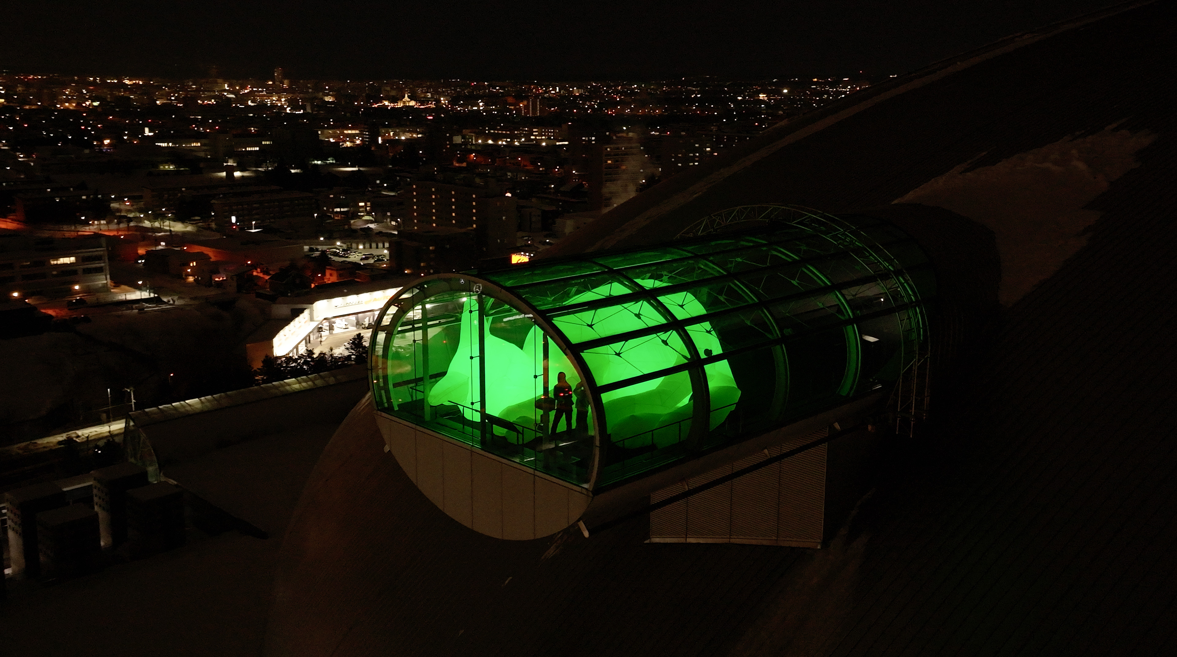 夜間は緑に輝き幻想的な光景に(札幌ドーム提供)