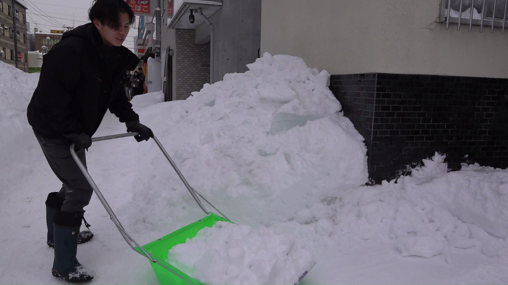 落とした雪や氷は敷地内に積み上げる
