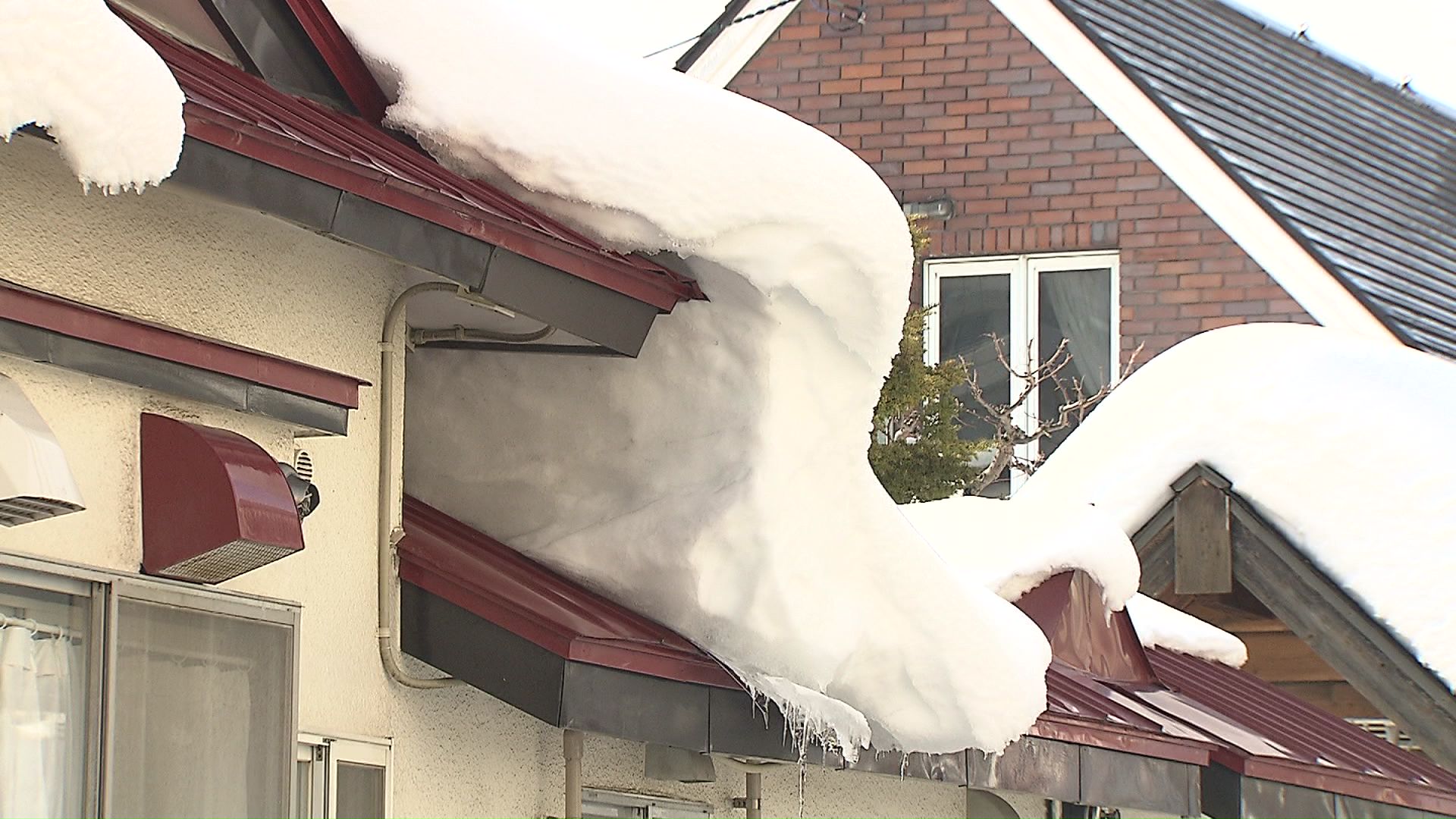 暖かさにより雪庇が各地で発生