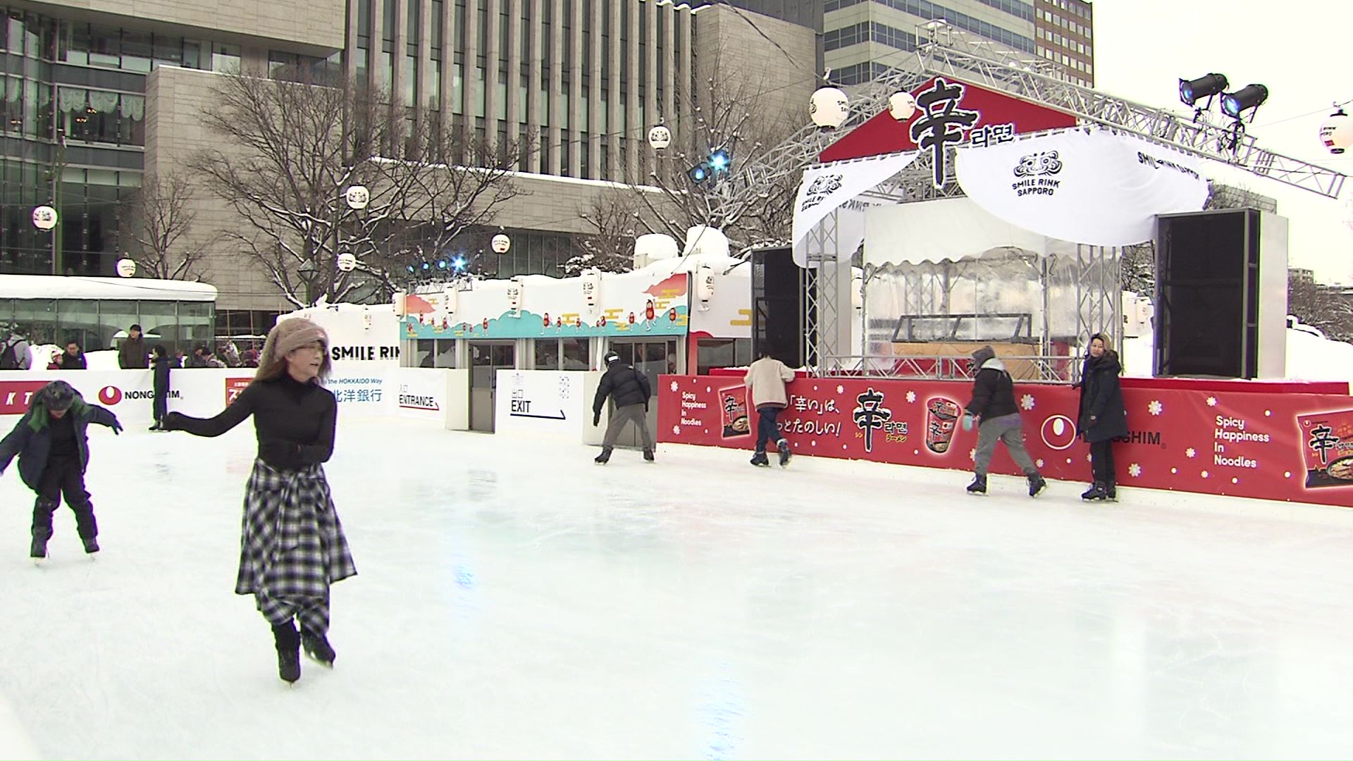 「スマイルリンクさっぽろ」では多くの来場者がスケートを満喫