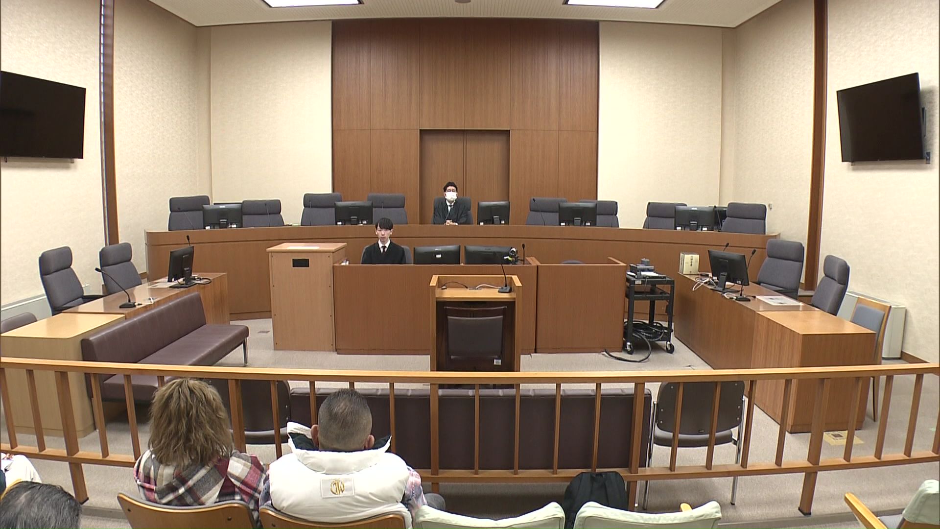 西功裁判官「死者に対する感情を害する」