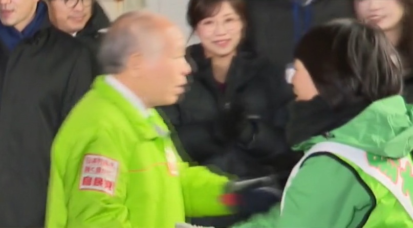 宗男氏に駆け寄る貴子氏