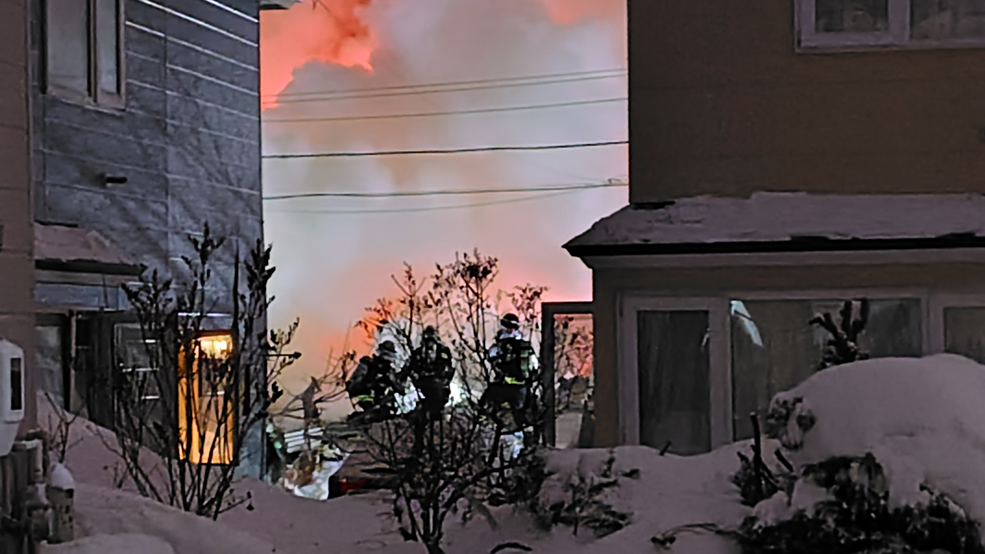 倒壊して炎上する住宅の消火活動を行う消防隊(札幌 手稲区)