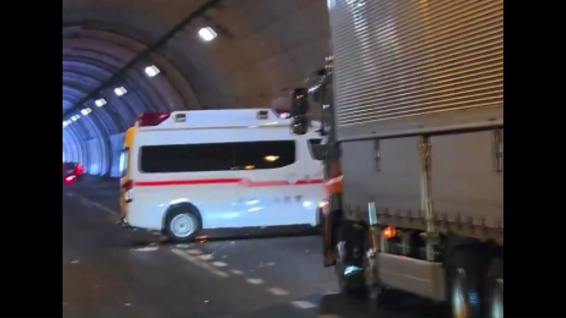 トンネルの壁に衝突した救急車(撮影:視聴者)