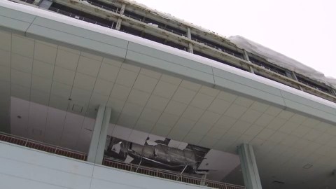 上層階から雪庇が落下した影響か