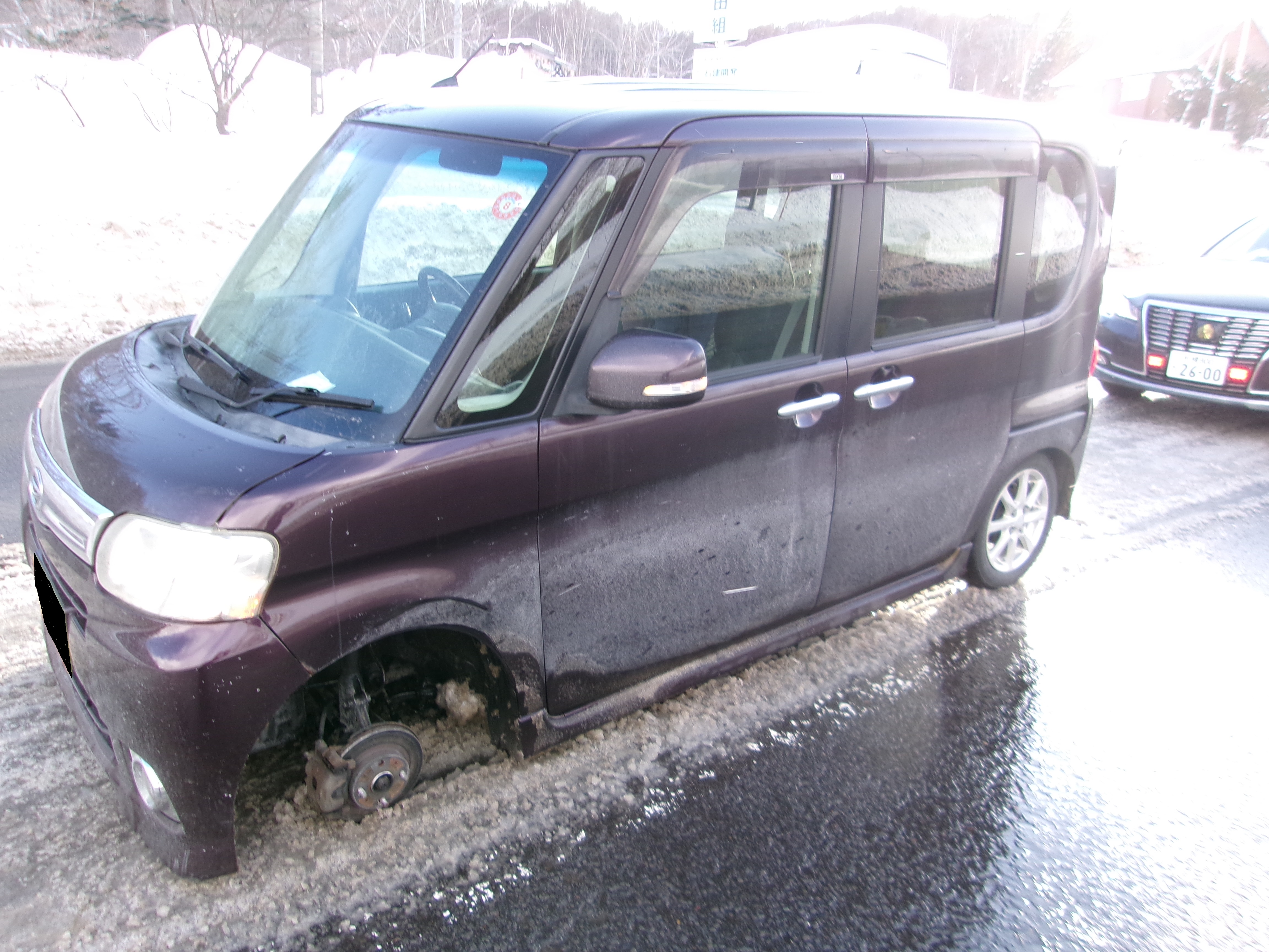 タイヤが脱落した車両(提供:北海道警)