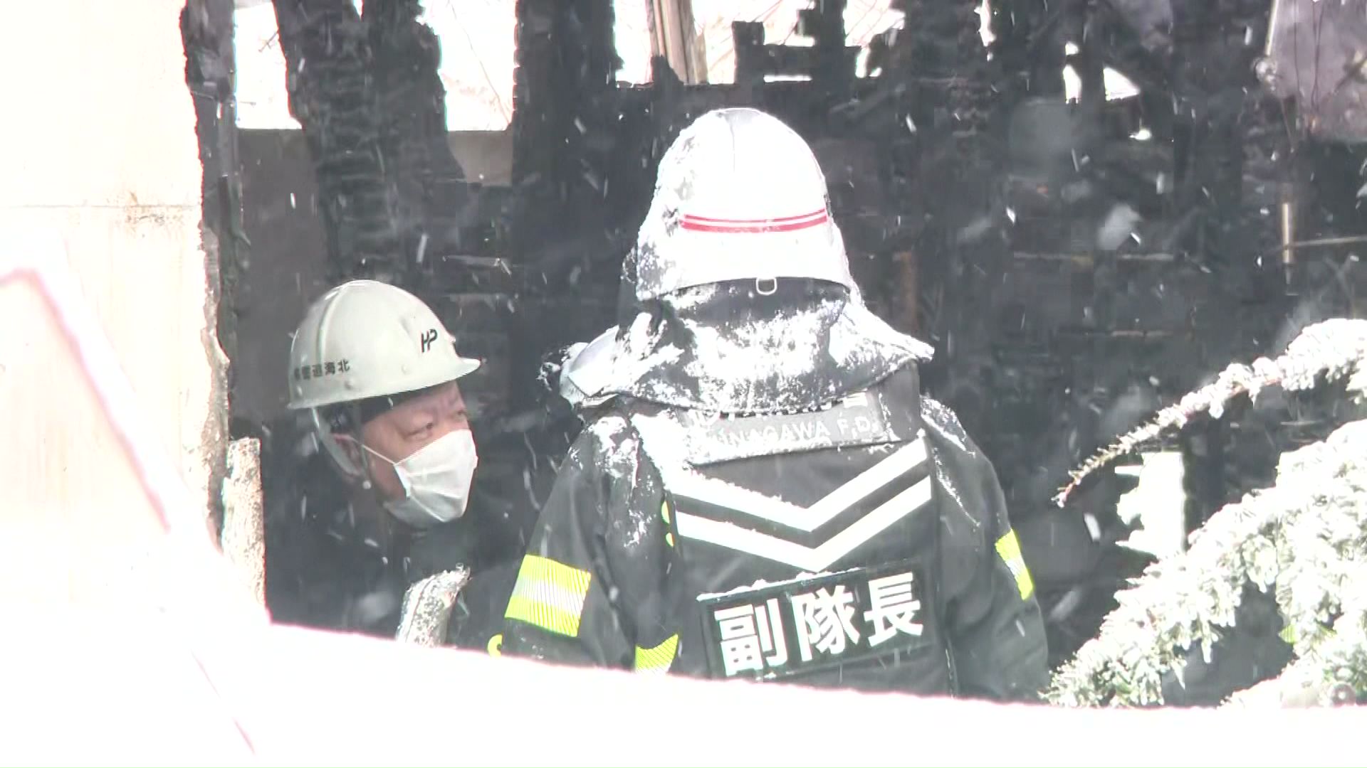 焼け跡から男性1人の遺体を発見