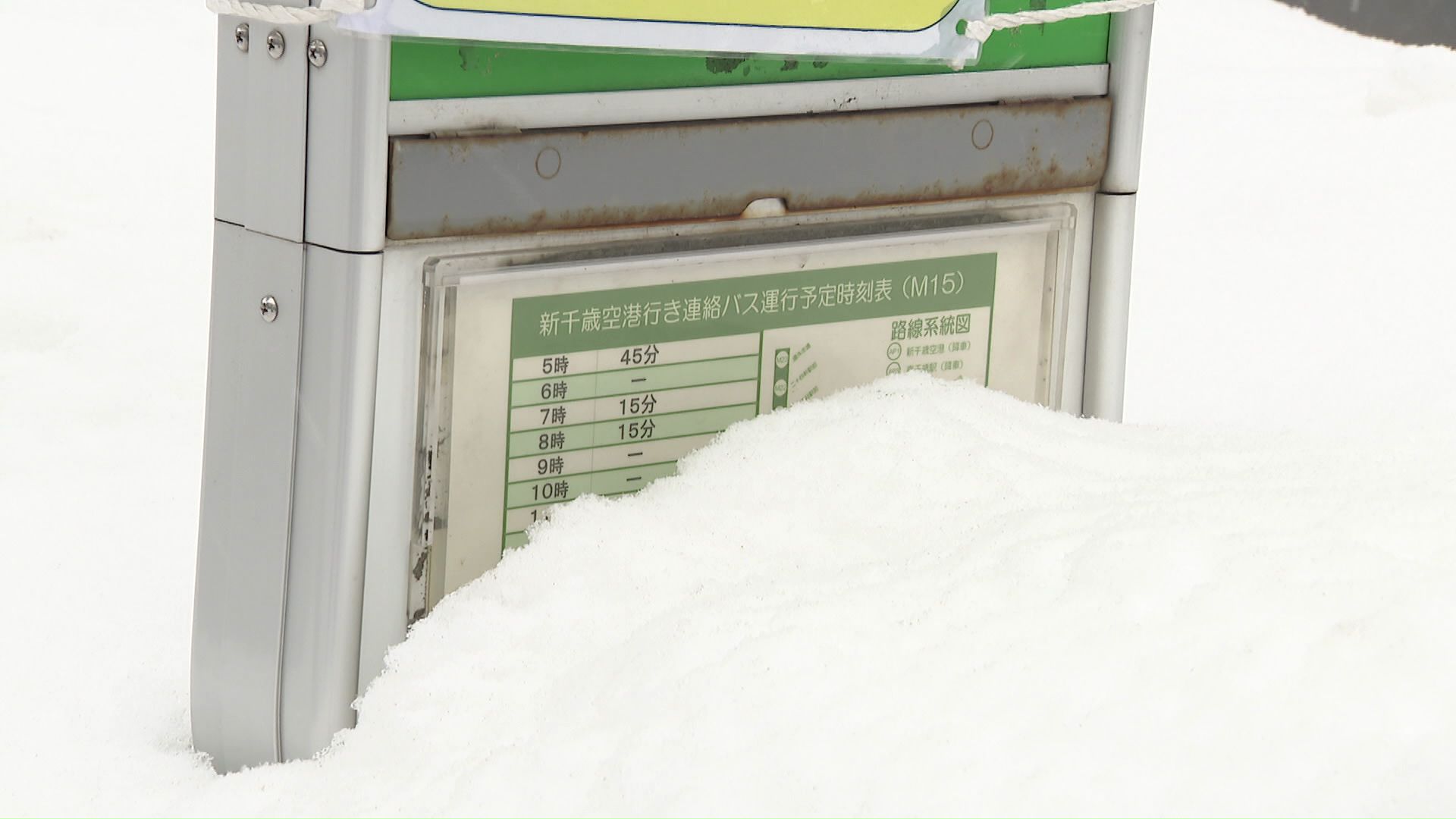 雪に埋もれたバス停