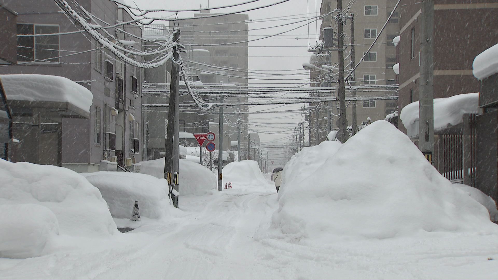 大雪で道幅が狭くなった生活道路