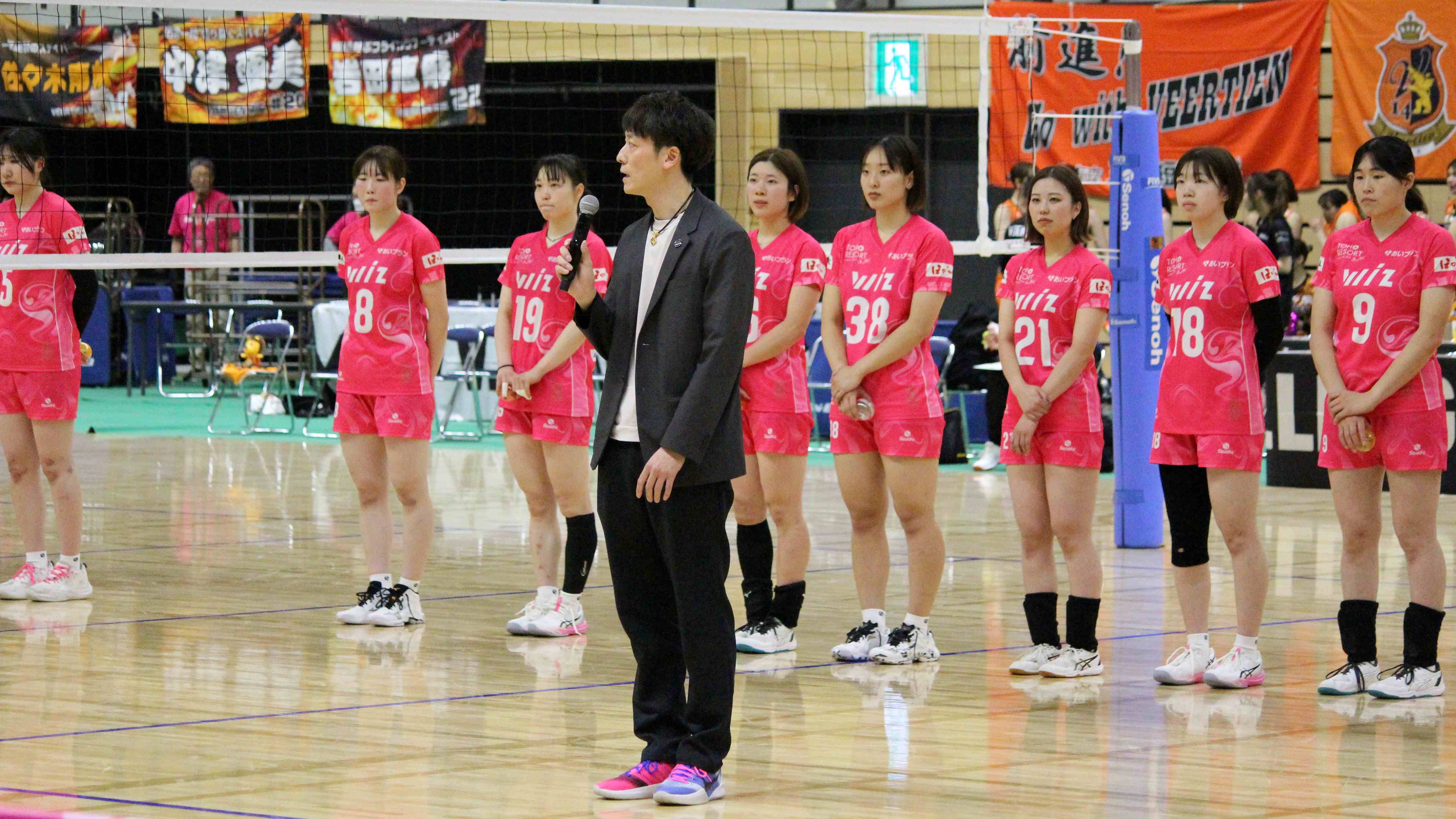 試合後、札幌のファンに挨拶をする青島賢司HCと選手たち