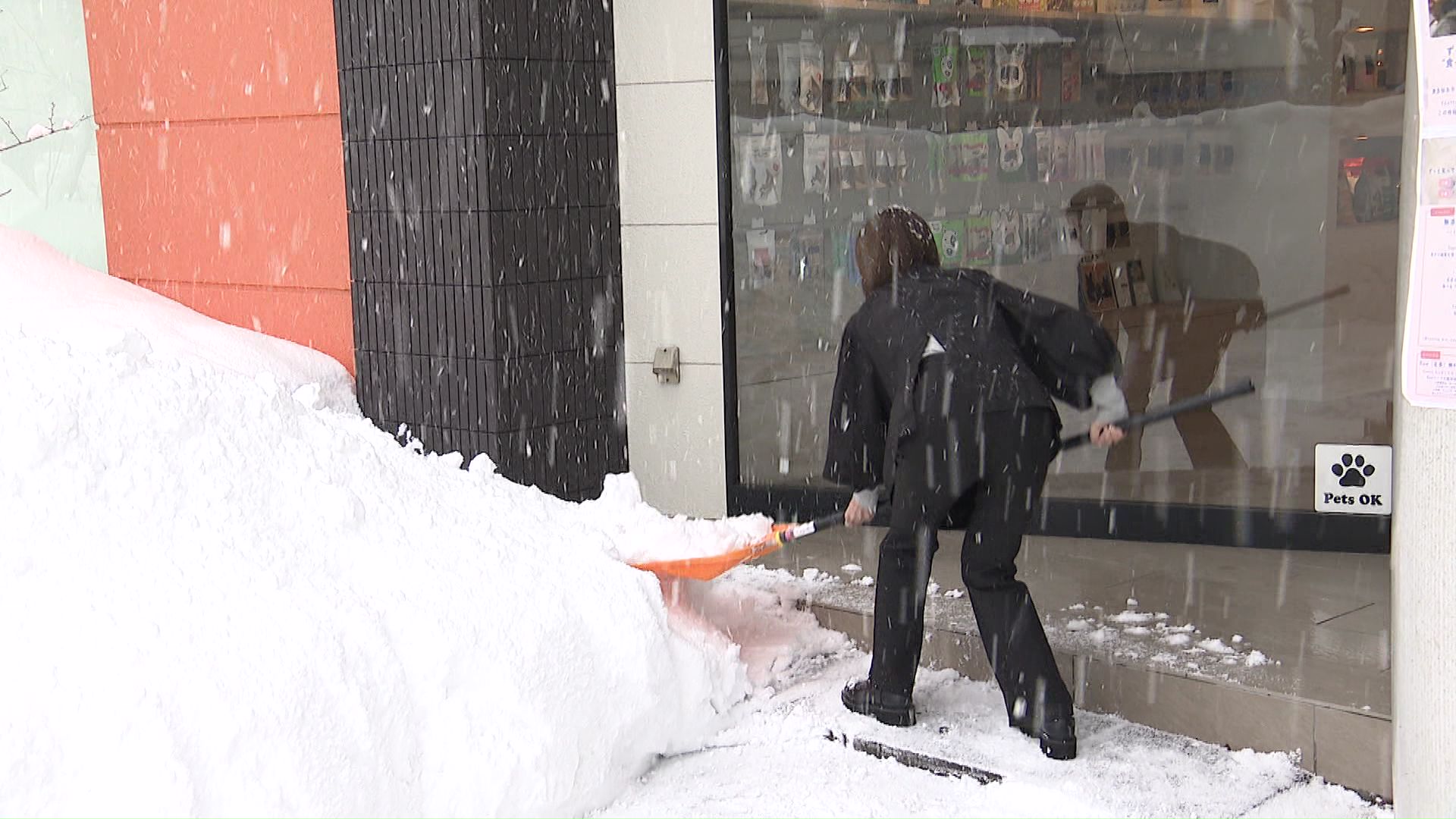 雪かきに追われる市民