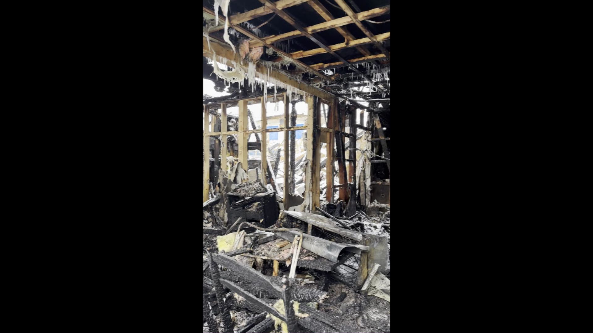 骨組みが真っ黒に焦げた住宅（撮影：視聴者）