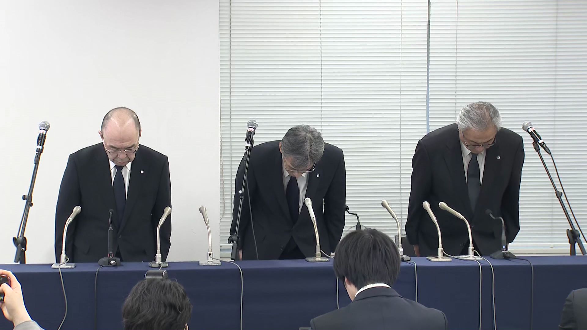 爆発火災を受け開かれた会見