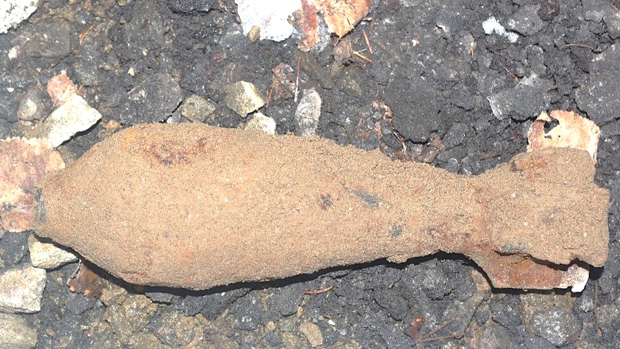 発見された防弾のような物体（提供：道警）