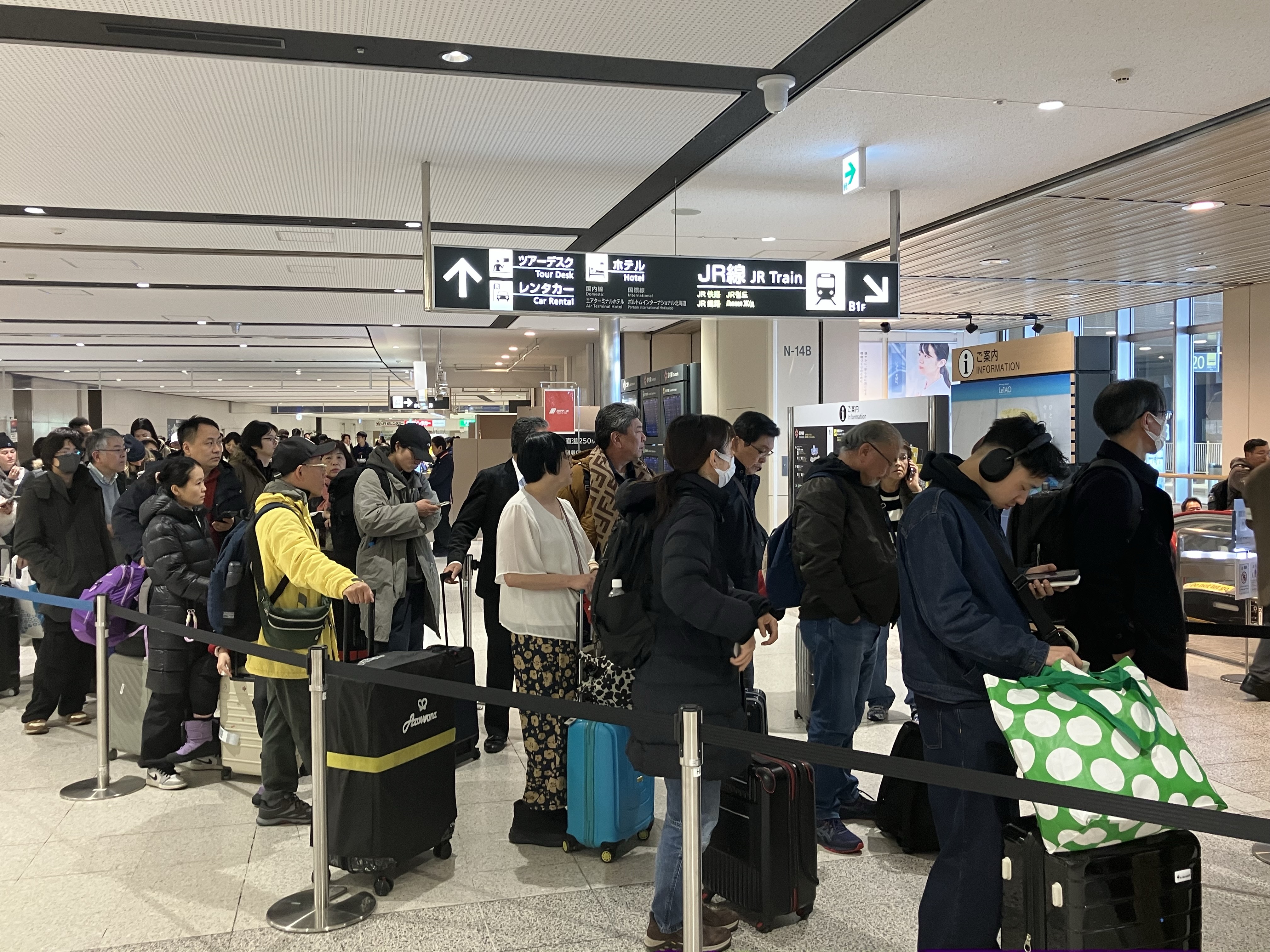 JRを待つ人々(新千歳空港)