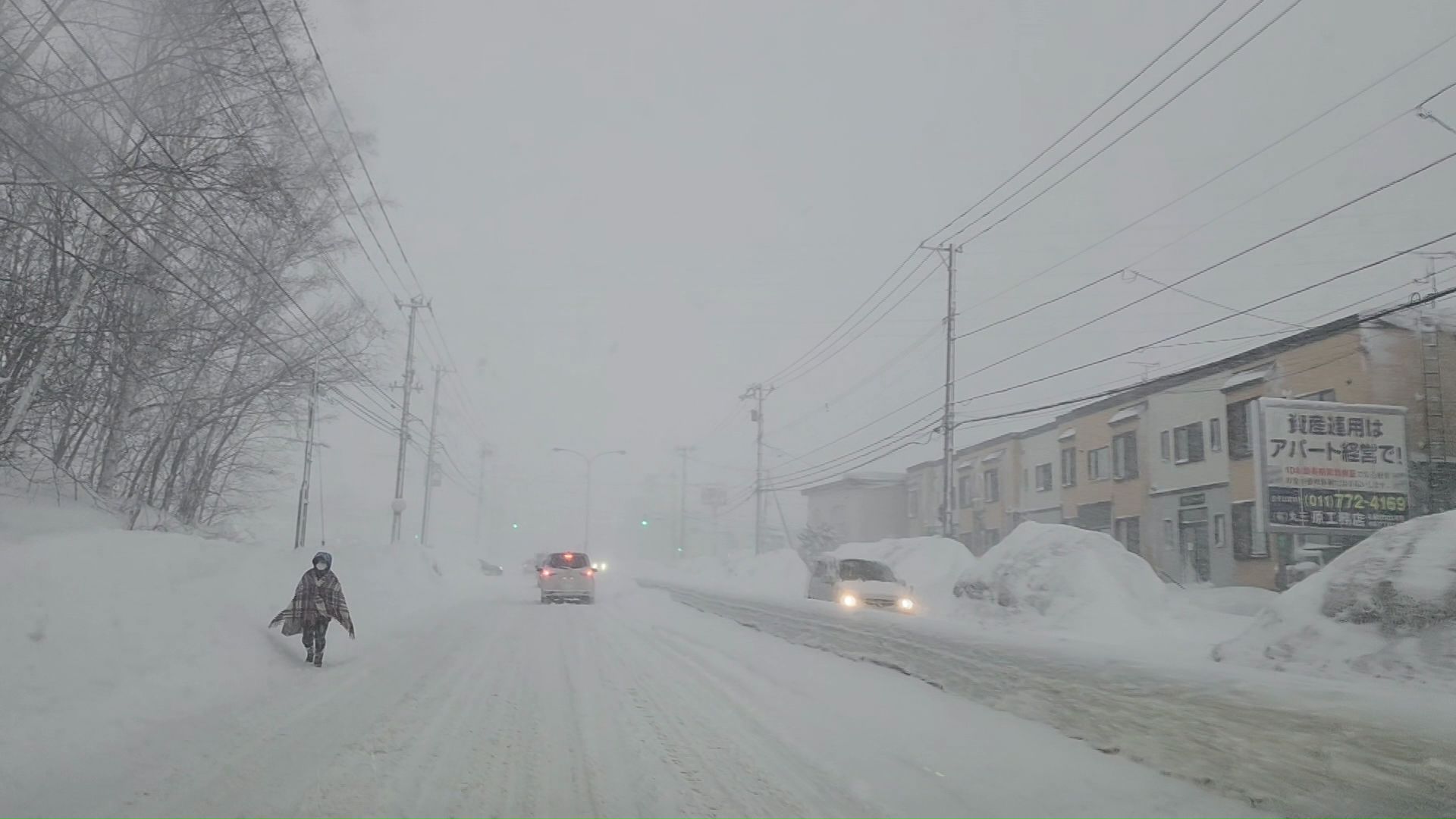 雪や吹き溜まりで歩道が埋まりやむを得ず車道を歩く人も見られた