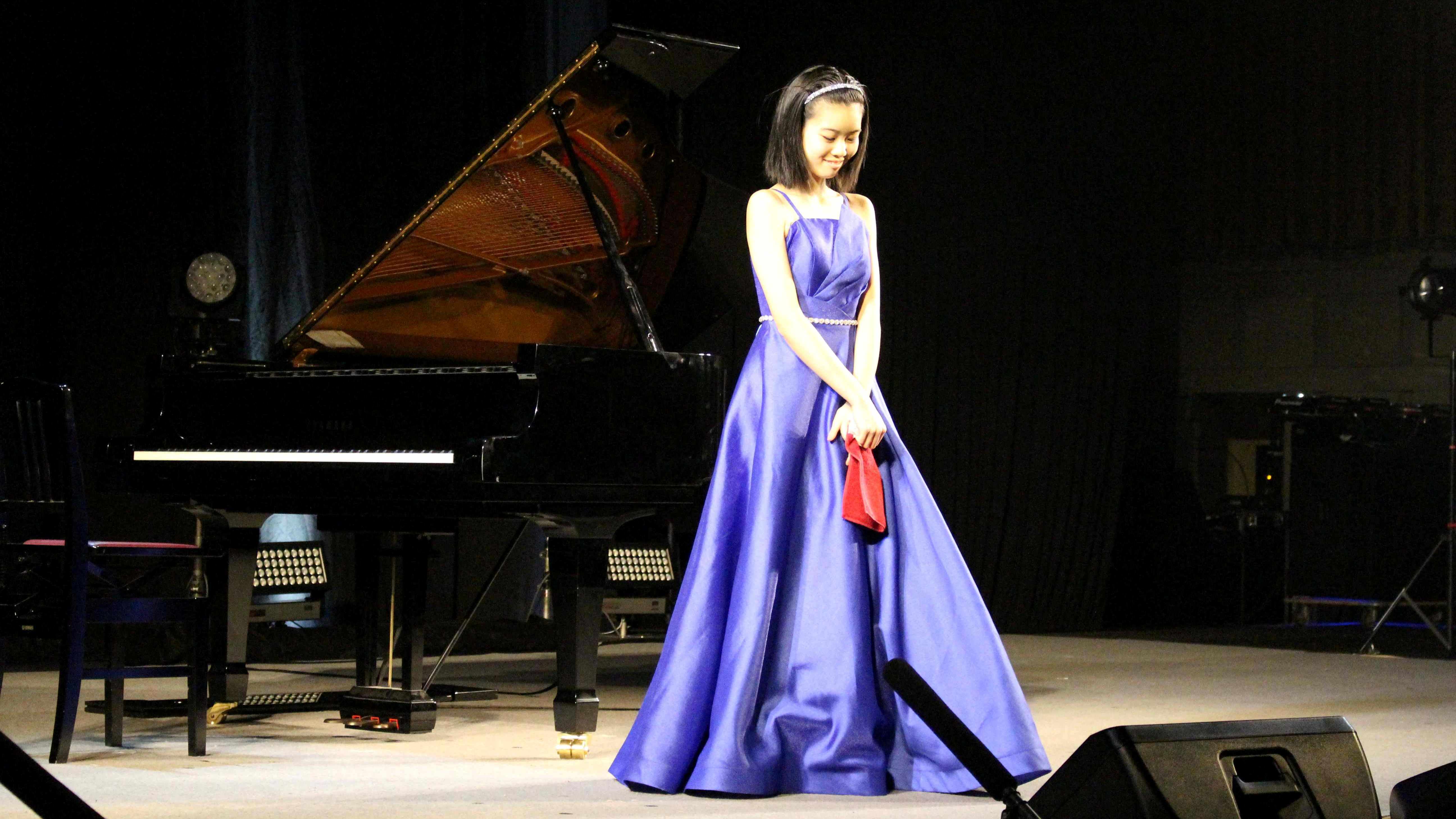 冬の学校祭「R-EXPO」のステージに立つ麻生紗耶香さん