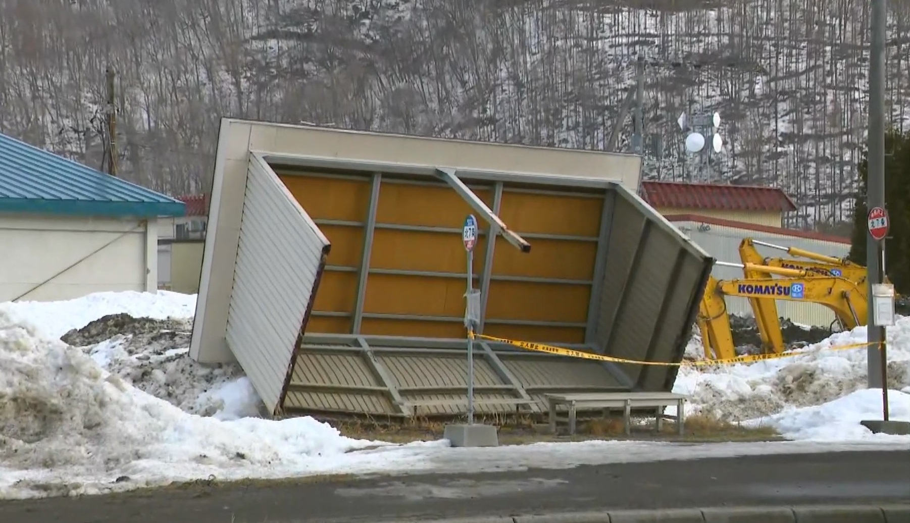 バス停の待合所が倒れた現場