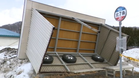 倒れたバス停の待合室（芦別市）