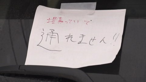 雪でスタックする車も続出