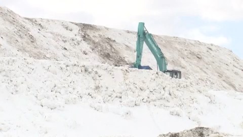 ビル7階ほどの高さまで積みあがった雪
