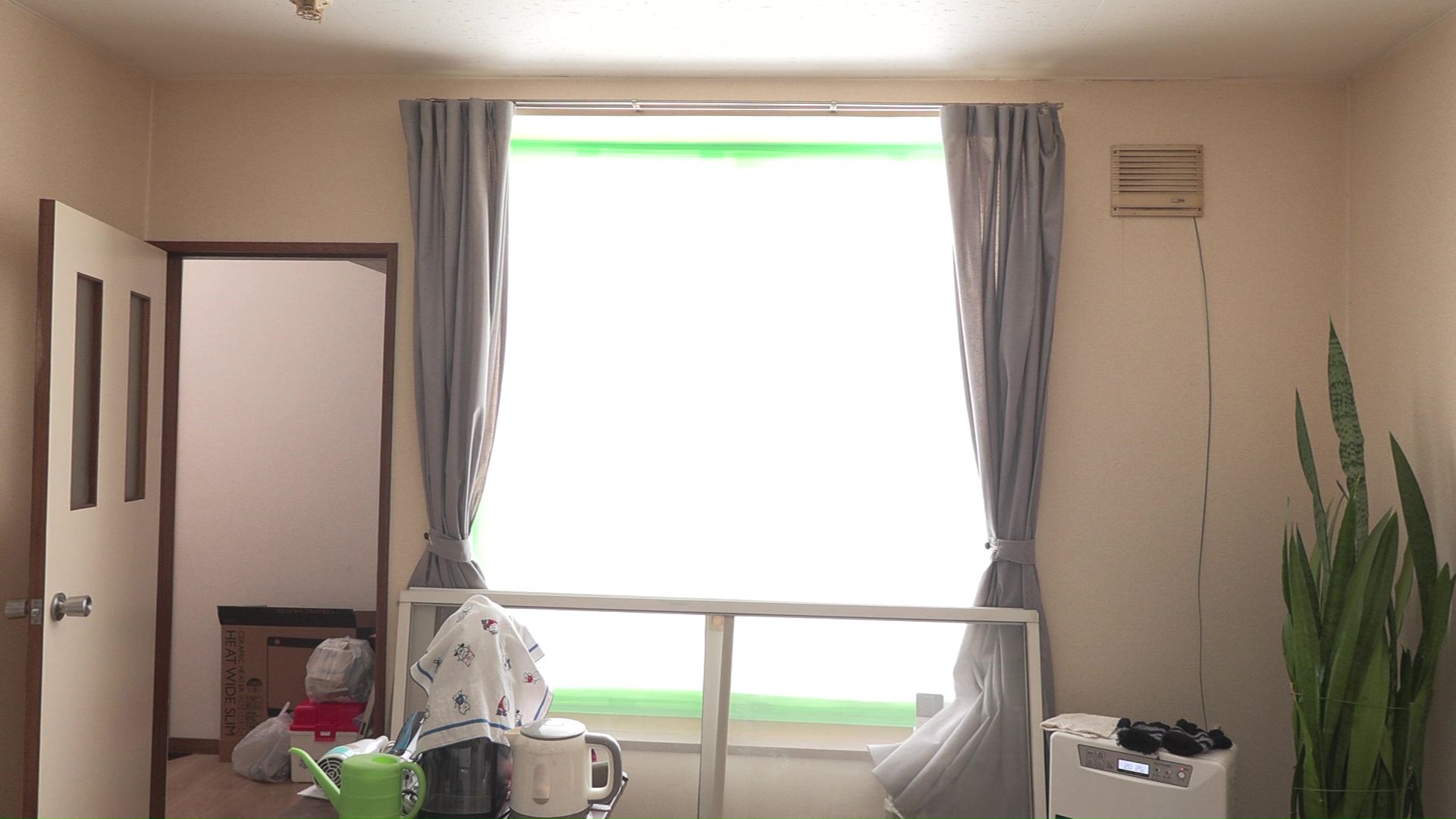 爆発の影響で居間の窓枠がゆがみ隙間風が…