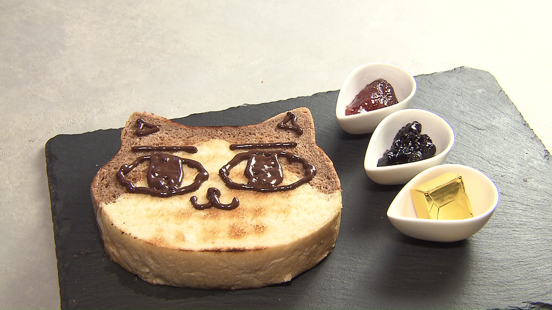 チョコペンで描いた「にゃんこトースト」