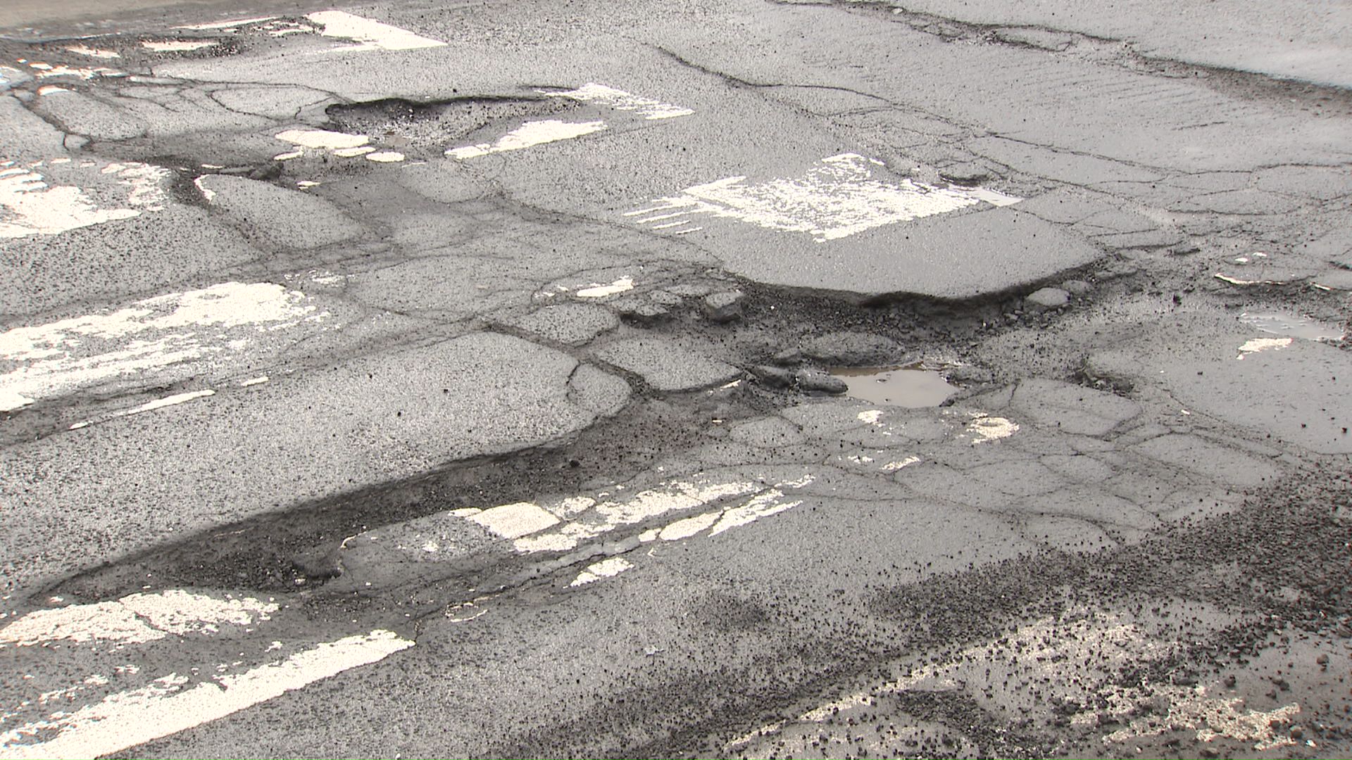 雪解けが進み今年も「ポットホール」が出現