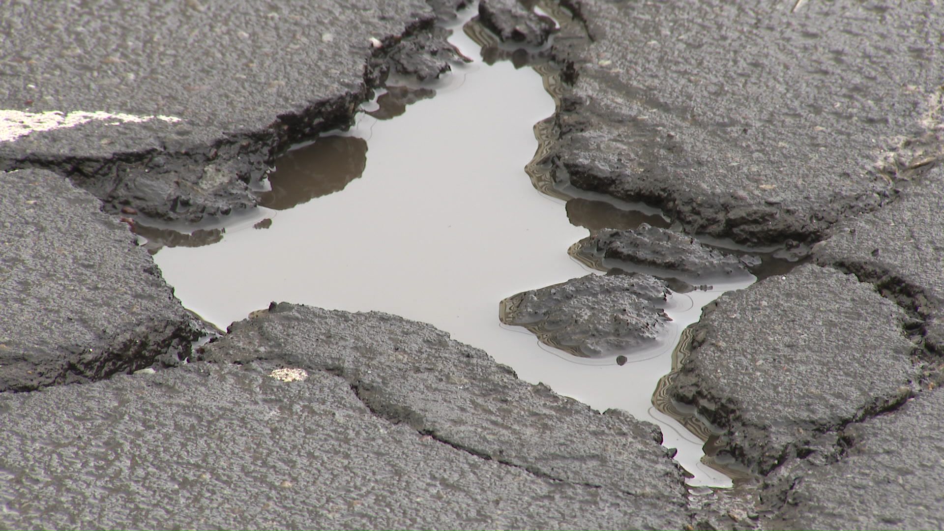 アスファルトの深層が経年劣化しポットホールが増加している