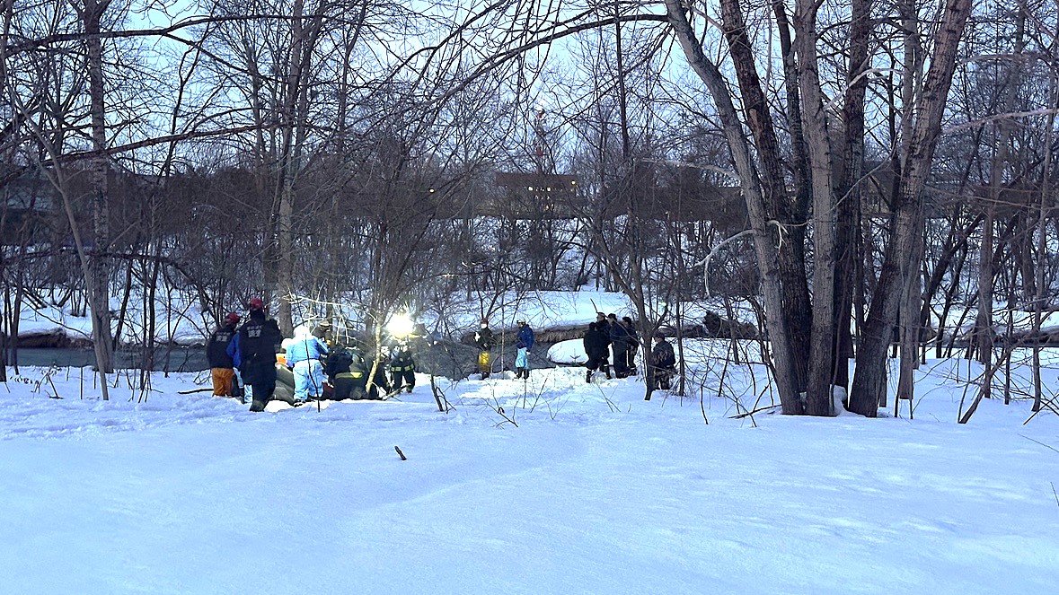 救助に当たる消防隊員ら