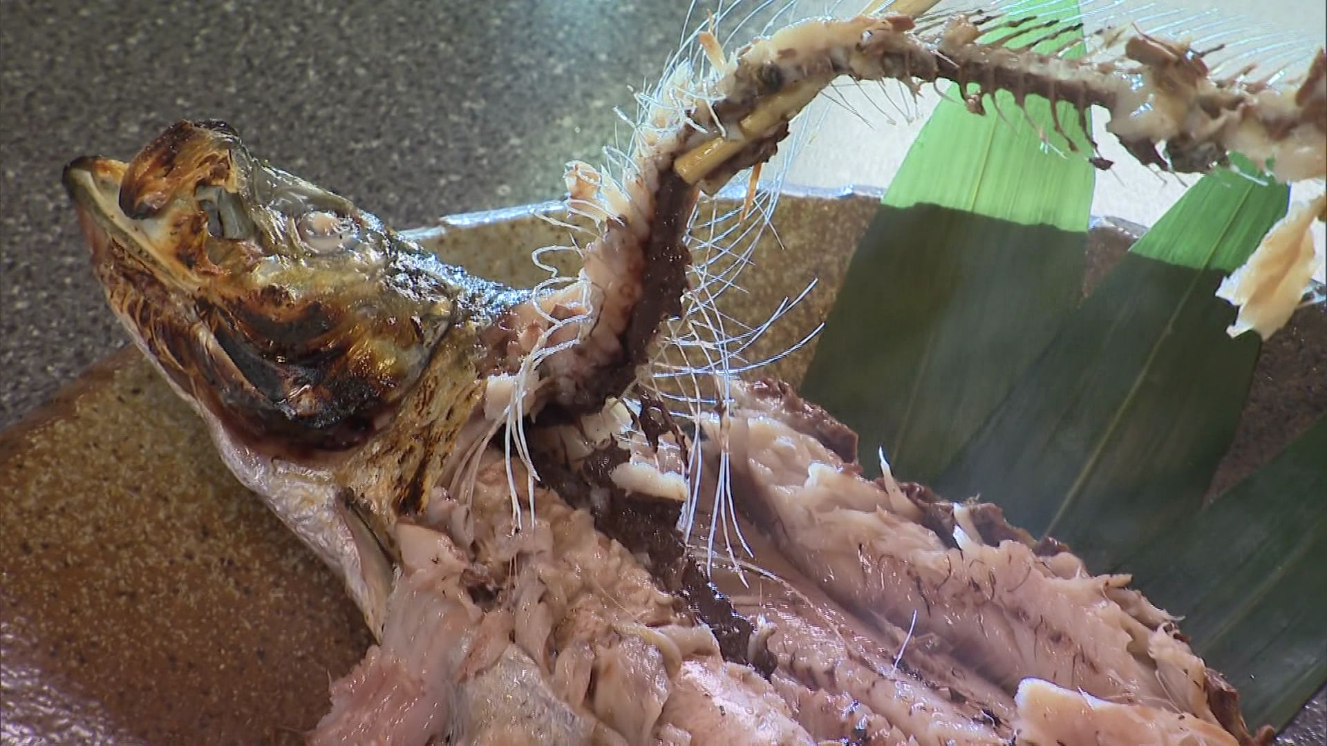 身をめくるように広げると中骨がキレイに取れる