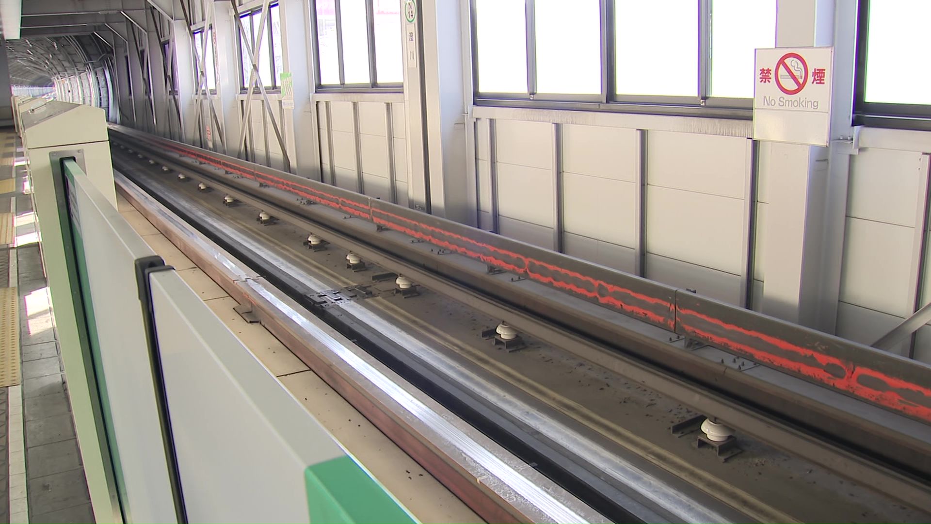 男性は柵を乗り越えて線路へ