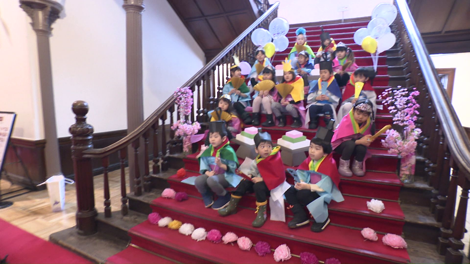 ひな人形に扮した園児たち