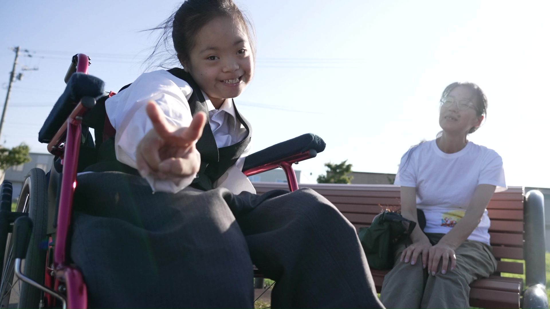中学3年生の佐藤芽生さんと母親の広美さん
