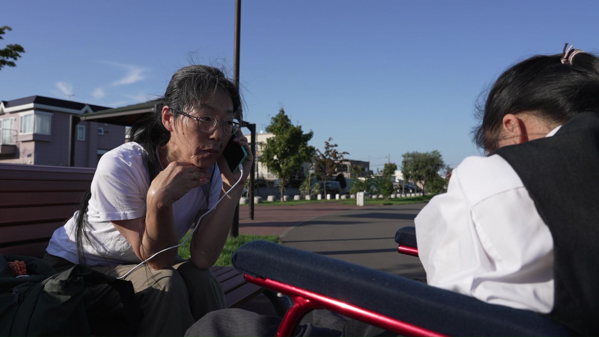 いくつもの高校に連絡する広美さん