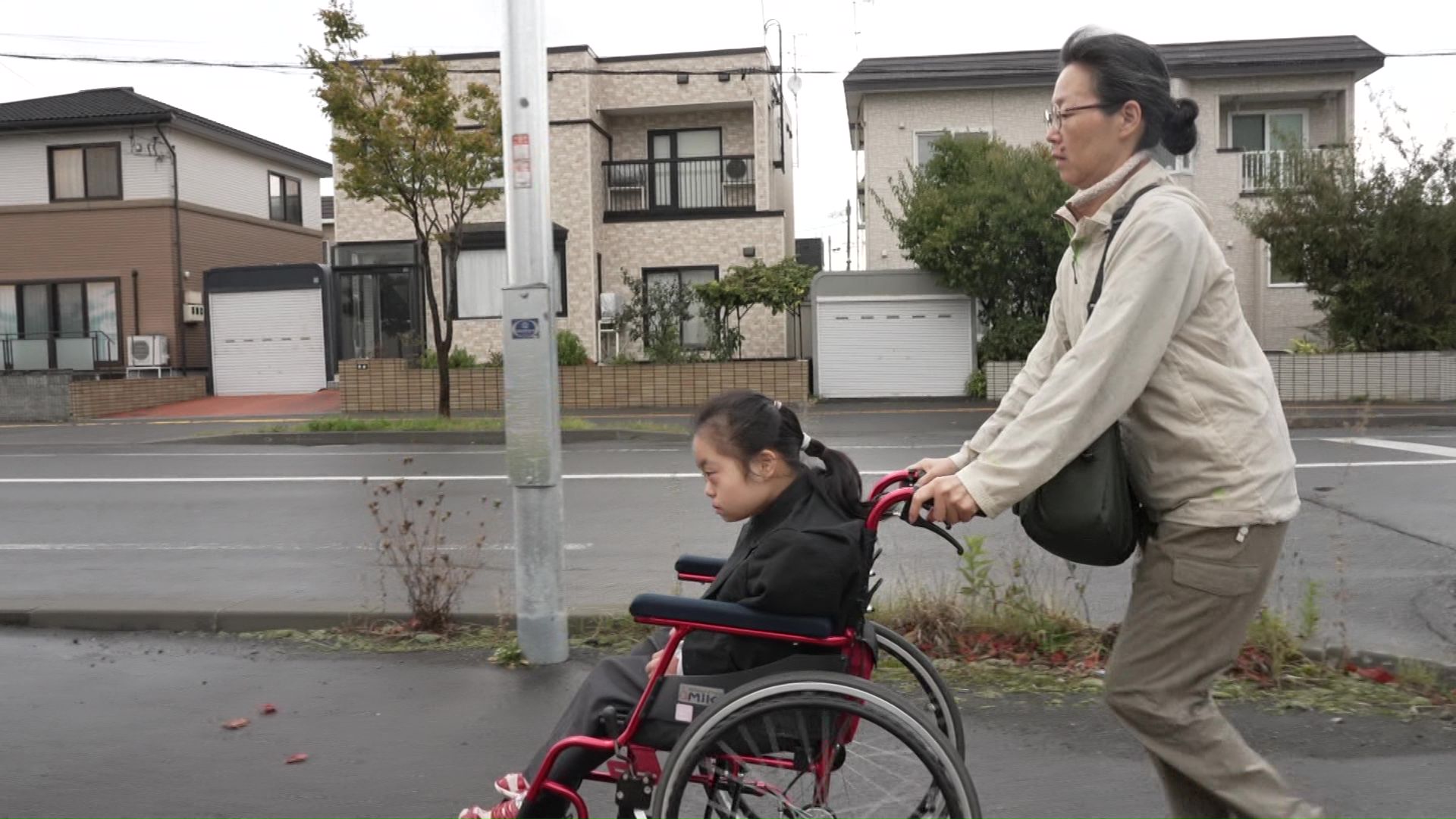 札幌近郊の高校の見学を繰り返す芽生さんと広美さん