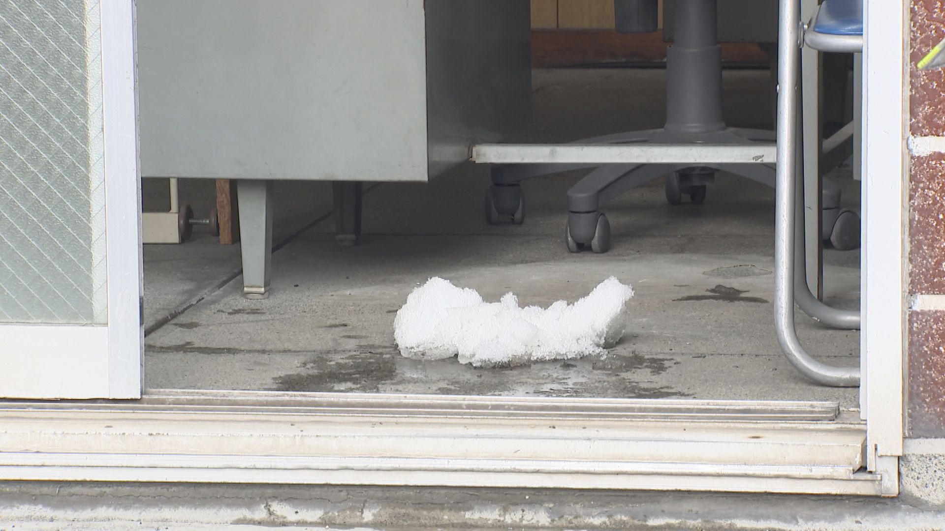 交番の床　火を雪で消したとみられる様子