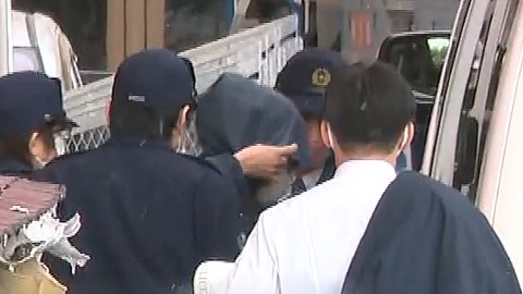 送検される尾形容疑者