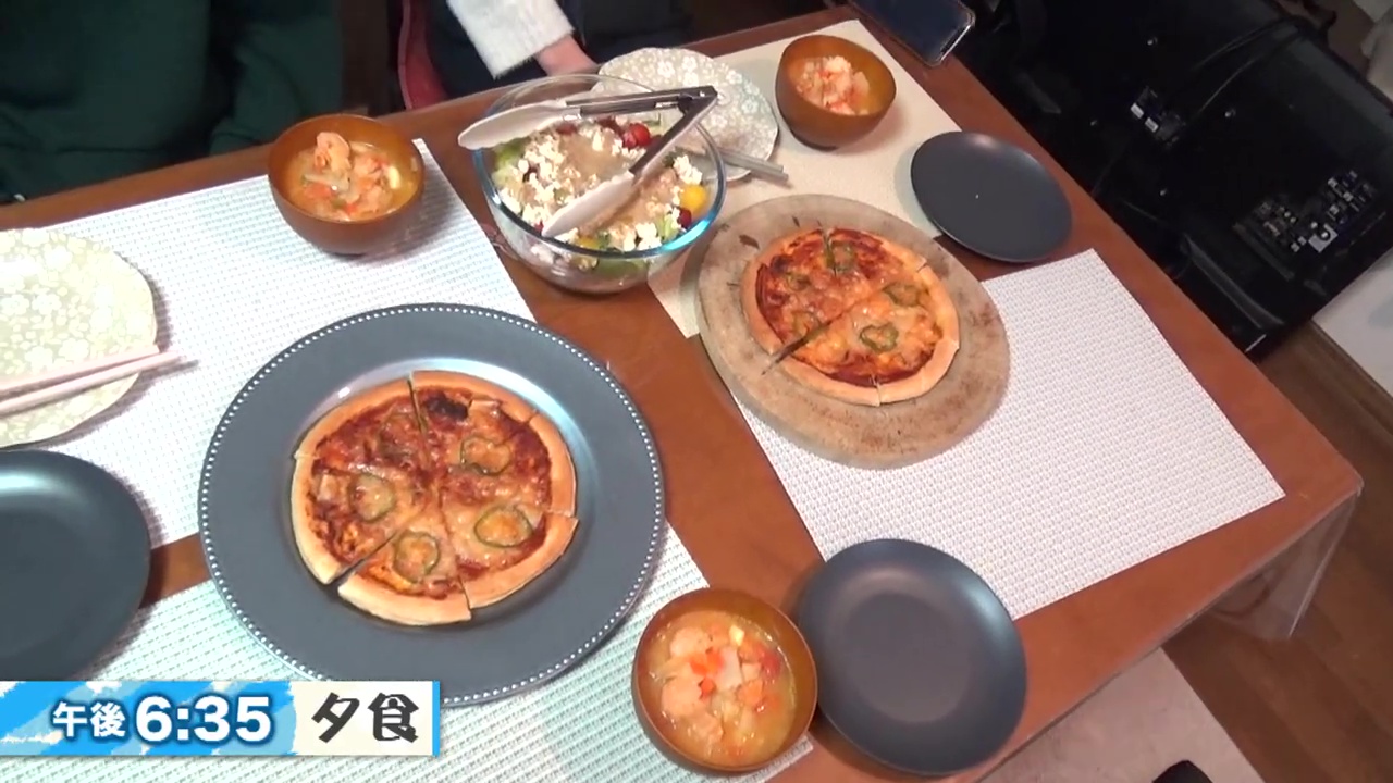 午後6時35分に家族そろって夕食