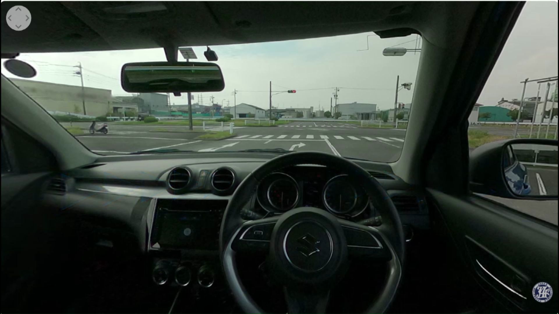 運転手の目線からは、前方には何も見えない 提供:JAF