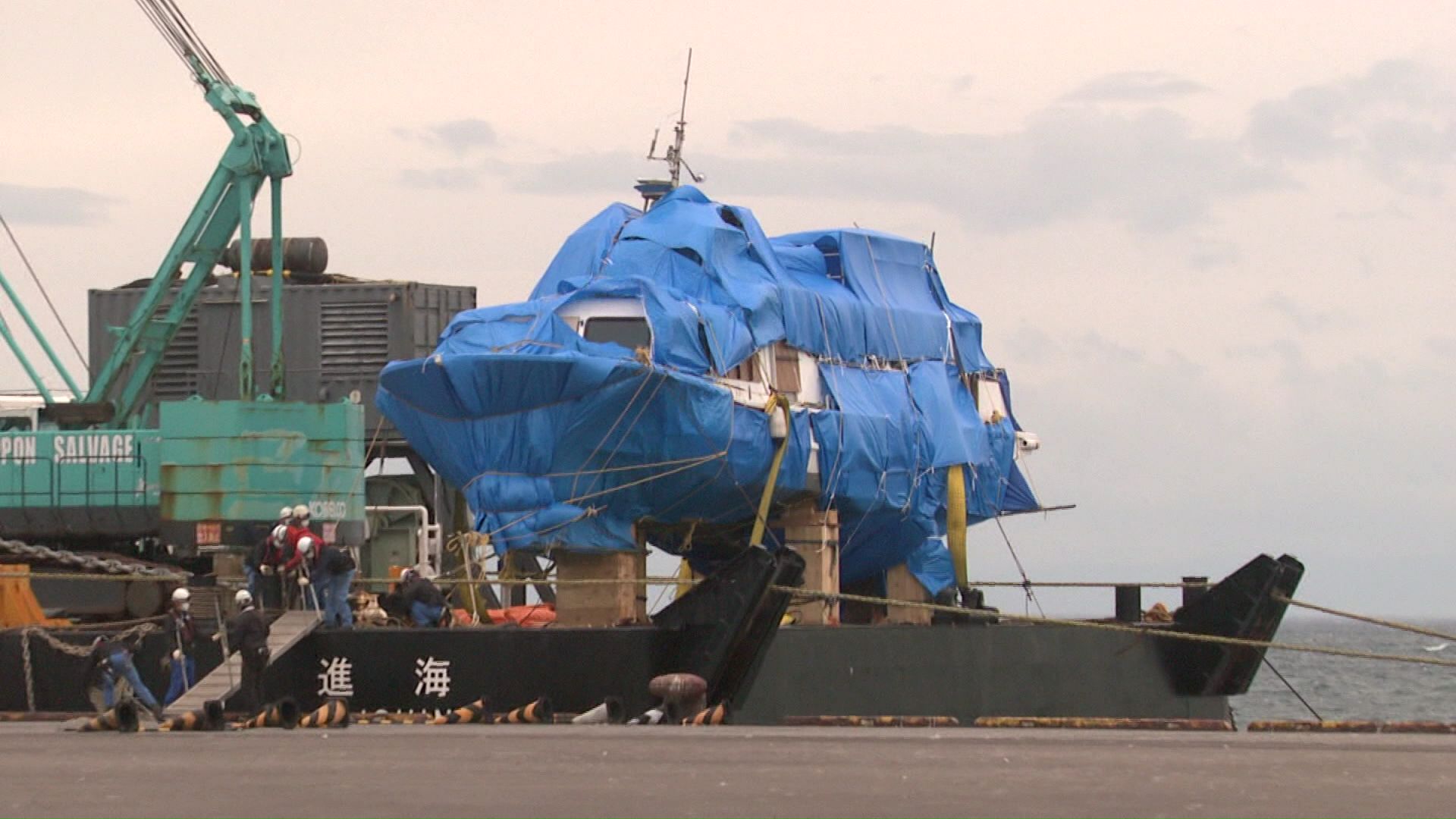 引き上げられた遊覧船「KAZU I」