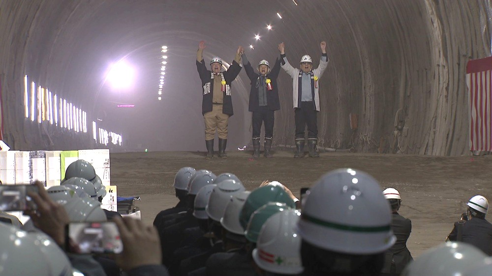 関係者がバンザイ！